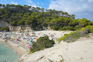 Cala Mitjana es una playa virgen, pero eso no quita que sea visitada con frecuencia en verano no-movil