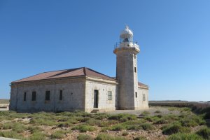 Vista al Faro de Punta Nati desde cerca no-movil