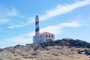 Vista del Far de Favàritx desde les roques no-movil