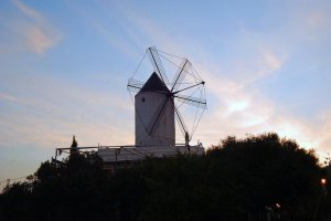 Vista del Molino de Es Mercadal al atardecer no-movil