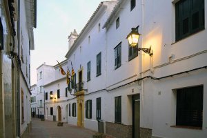Calle del Ayuntamiento de Es Mercadal no-movil