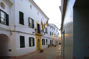 Calle del ayuntamiento de Es Mercadal no-movil