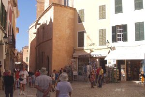 La calle central de Ciudadela repleta de gente un día de verano no-movil