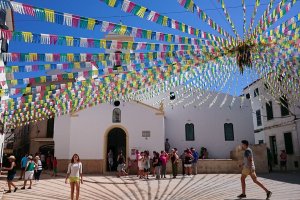 Preludio de las fiestas de Sant Cristofol en la plaza de Es Migjorn Gran no-movil