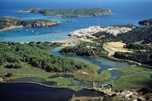 La zona húmeda de Sa Albufera d'es Grau y la playa mas adelante no-movil