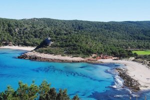 Vista de Cala de Algaiarens - Primeramente La Vall y al fondo encontramos Es Bot no-movil