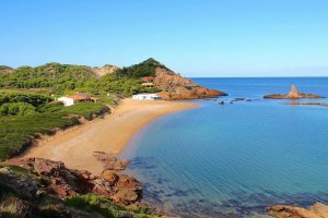 Vista de la cala de Pregonda con aguas limpias y cristalinas no-movil