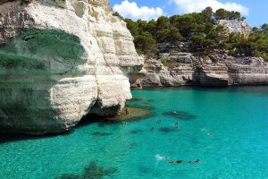 El agua turquesa de Cala Mitjana no-movil