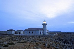 Faro de Punta Nati al anochecer no-movil