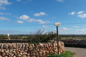 Señal indicativa del camino a seguir para llegar al Faro de Punta Nati no-movil