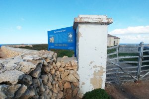 Entrada y cartel del Faro de Punta Nati no-movil