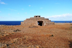 Búnker cercano al recinto del Faro de Punta Nati no-movil