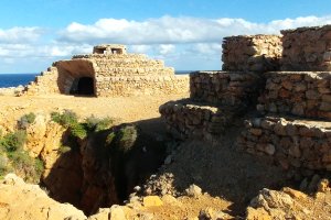 Búnkers cercanos al Faro de Punta Nati y entrada a una pequeña cueva que lleva al acantilado cercano no-movil