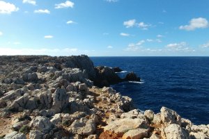 Acantilado y rocas cercanas del Cabo de Punta Nati no-movil