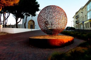 Pequeño monumento en forma de bola de herraduras cercano a una de las salidas del pueblo. no-movil