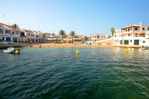 Vista desde el agua a la arena de la playa de Cala Na Macaret no-movil