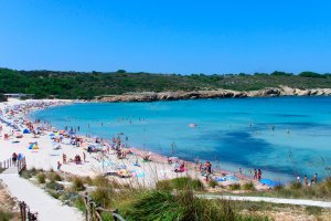 Playa de s'Arenal de S'Olla de Son Saura, llena en un día de Verano. no-movil