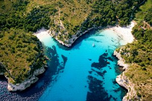 Imagen aérea  de las playas de Cala Macarella y Cala Macarellata. no-movil