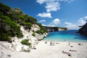 Cala Macarelleta desde la arena de la playa. no-movil