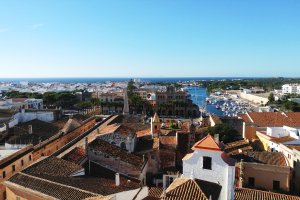 Vistas del ayuntamiento y puerto de Ciudadela desde el punto mas alto de la ciudad no-movil