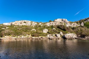 Vista de las cuevas de la necrópolis de Cales Coves en Menorca no-movil