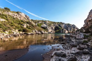Vista de las cuevas de la necrópolis de Cales Coves en los muros escarpados de los peñascos. no-movil