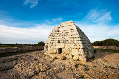 La Naveta des Tudons de Menorca no-movil