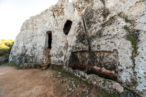 Entrada a una de las numerosas cuevas funerarias de Cala Morell no-movil