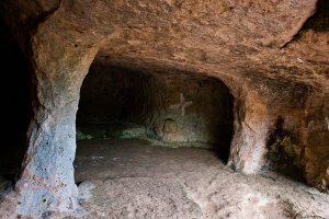 Interior de una de las cuevas funerarias de Cala Morell no-movil