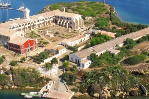 Vista aérea de la Isla del Rey en Menorca no-movil