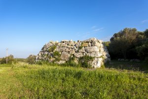 Navetas funerarias de Rafal Rubí en Menorca no-movil