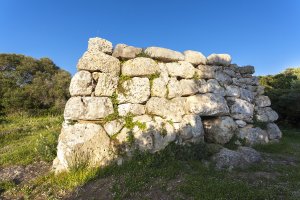 Navetes funeràries de Rafal Rubí a Menorca, d'aprop no-movil