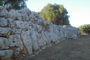 Muros que rodean el pueblecito talayótico de Son Catlar en Menorca. no-movil