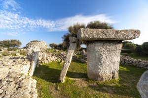Mesa talayótica de piedra del poblado de Es Talatí de Dalt no-movil