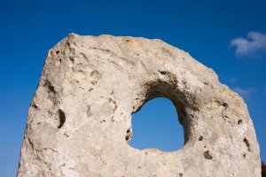 Detall de roca talaiòtica perforada a Es Talatí de Dalt no-movil