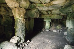 Habitacle d'una de les coves del poble de Torralba d'en Salord no-movil