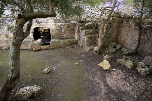 Parte del pueblo de Torralba d'en Salord con entrada a una de las cuevas no-movil