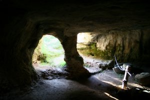 Interior de una cova del recinte de la Torre d'en Gaumés. no-movil