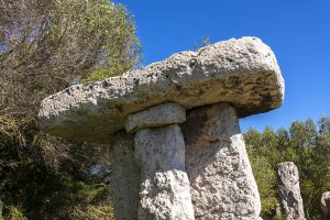 Mesa de piedra talayótica de Torretrencada no-movil