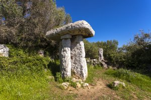 Mesa de piedra y paisaje de Torretrencada no-movil