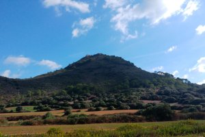 Pequeña montaña de la antigua base militar de s'Enclusa no-movil