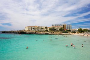 Playa de Cala en Bosch en un día de verano no-movil