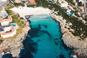 Vista aérea de la playa de Cala en Bosch y parte de la urbanización cercana. no-movil