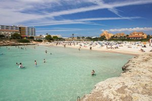 Cala en Bosch en un día de verano no-movil