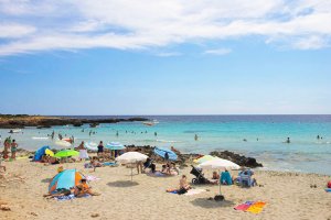 Zona grande de arena, de la playa de Son Xoriguer. no-movil