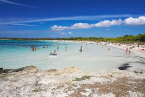 La arena fina y el agua clara de Son Saura no-movil