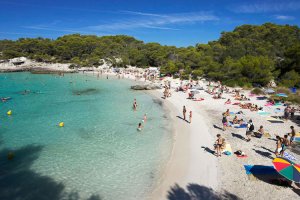 Turqueta, es una playa muy apetecible en los meses de verano en Menorca no-movil