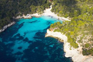 Vista aérea de Cala en Turqueta y la costa de Menorca no-movil