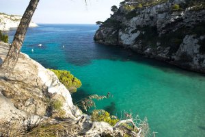 Vistas desde el camino rocosa para llegar a Cala Macarelleta no-movil