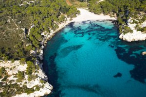 Fotografía aérea de la playa de Cala Macarella no-movil